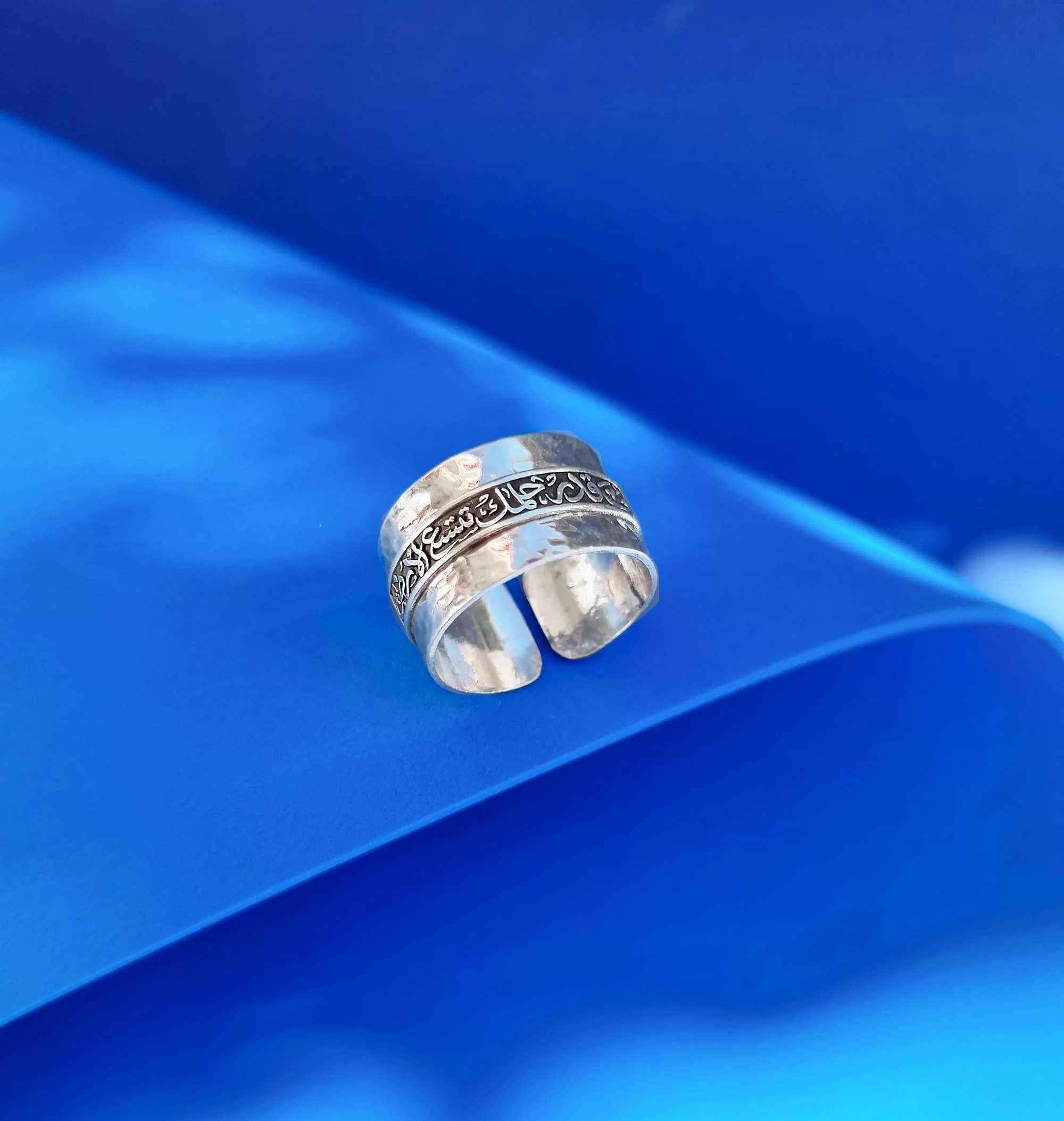 Hammered band ring
